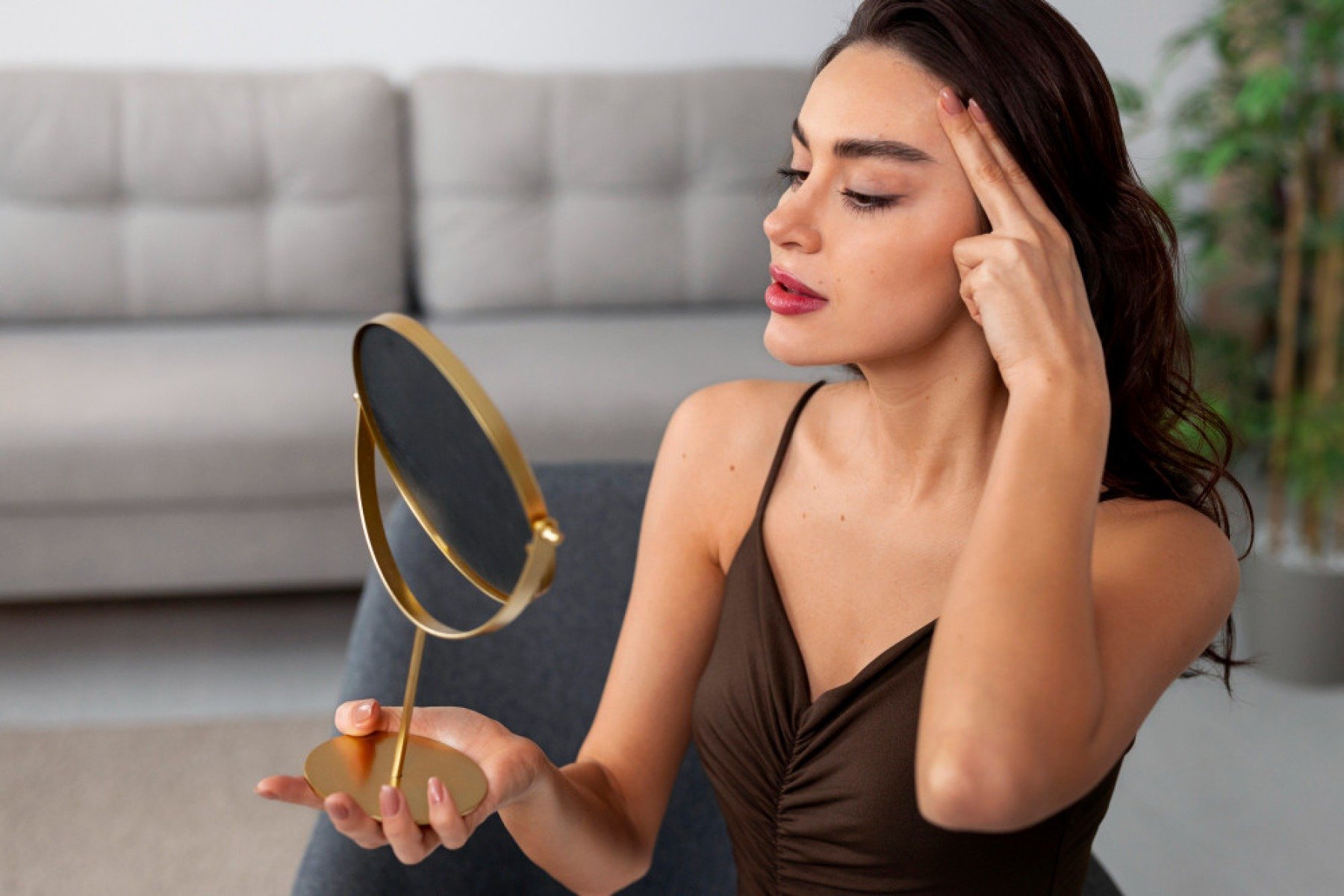 Cirurgião explica a cirurgia que reposiciona as sobrancelhas - DINO