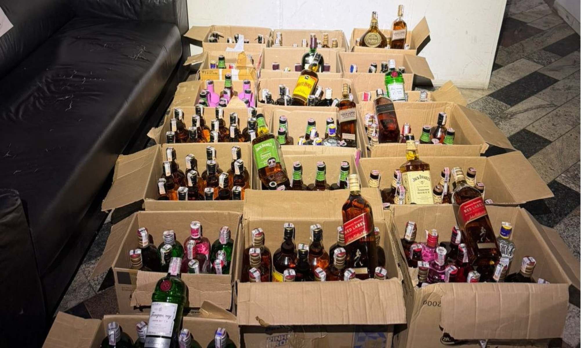 Operação apreende mais de 200 garrafas de bebidas adulteradas em Minas
