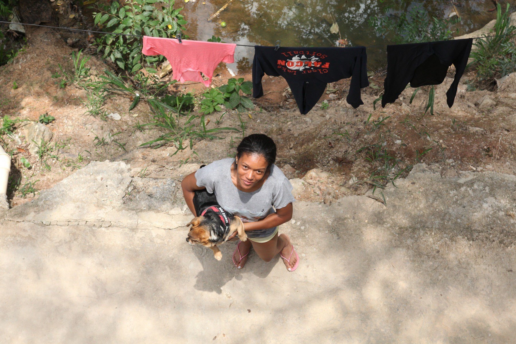 Fabiana da Silva, de 40 anos, convive com o medo de deslizamentos na Vila Chaves, em BH, há sete anos, mas não tem outra opção de moradia-Edésio Ferreira/EM/D.A Press