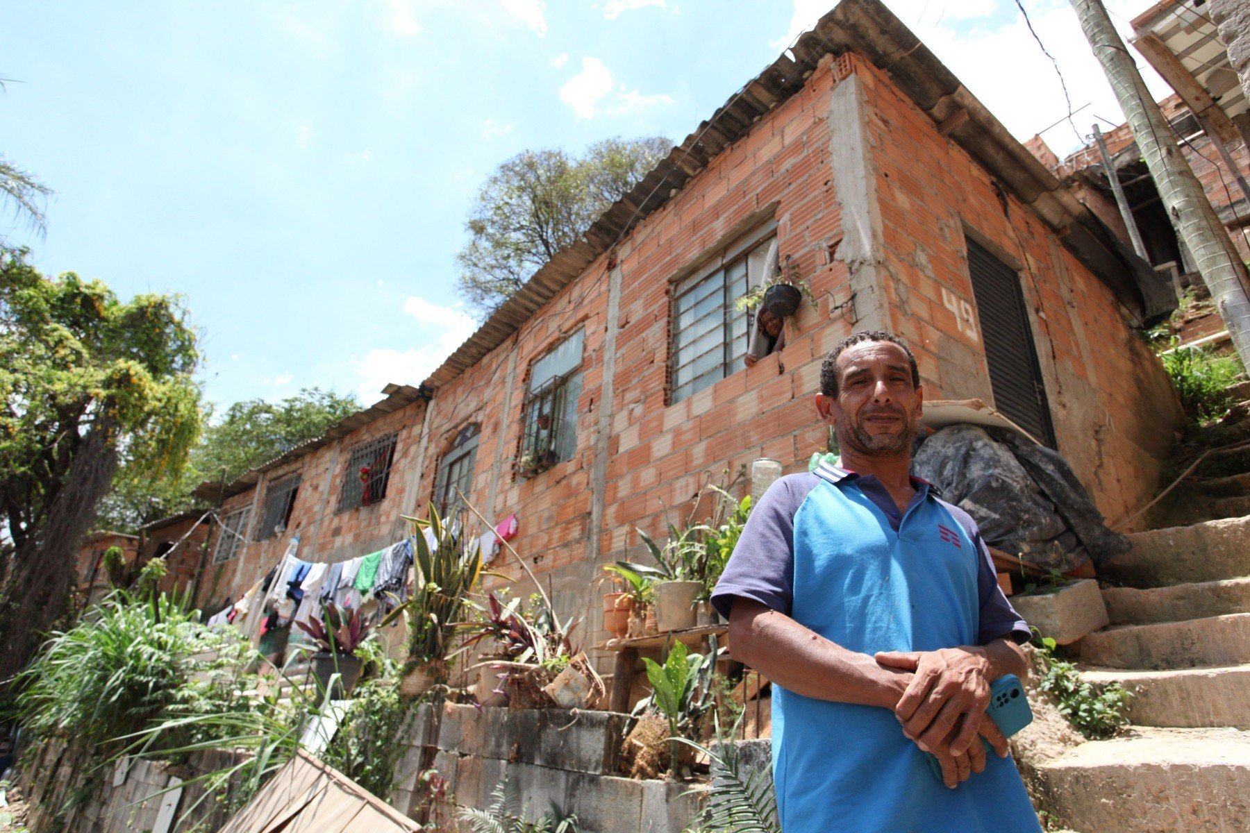 O pedreiro Luiz Carlos Leocadio, que vive com os dois filhos e o neto há 11 anos na Vila Chaves, já teve a casa atingida por deslizamentos.-Edésio Ferreira/EM/D.A Press