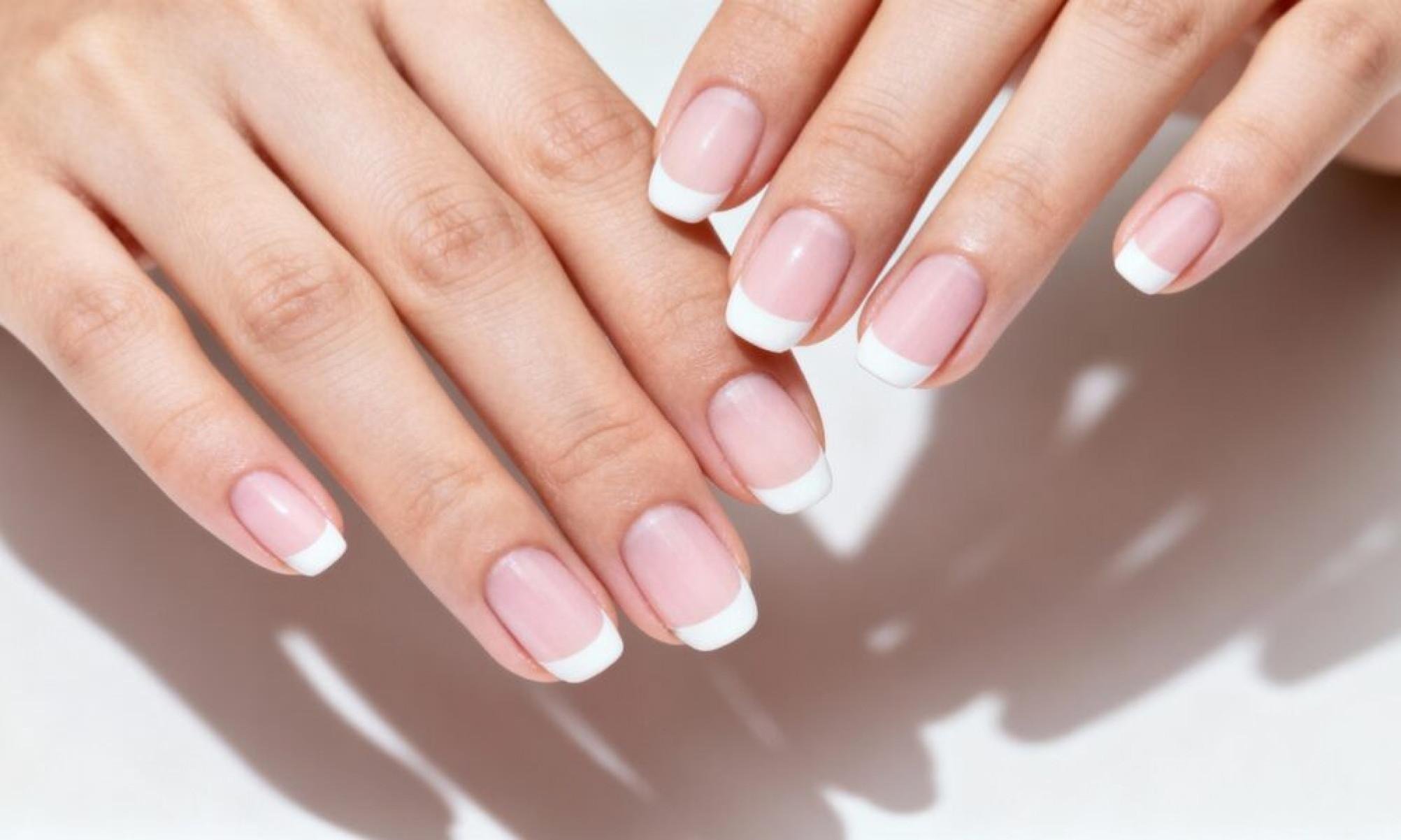 As cores e formatos das unhas dos anos 90 retornam com força e mostram como a simplicidade continua atual - Tupi