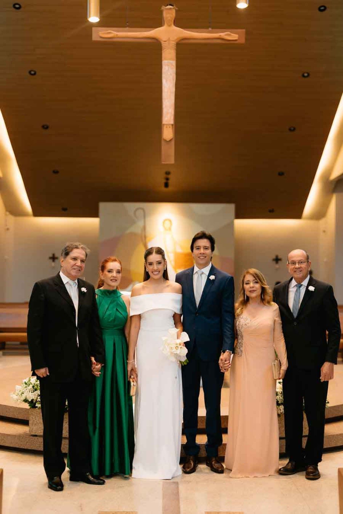 Os noivos Luiza e Pedro Augusto Fialho entre os pais, Gilberto e Edilene Oliveira,  F&aacute;tima Fialho e Pedro Augusto da Silva