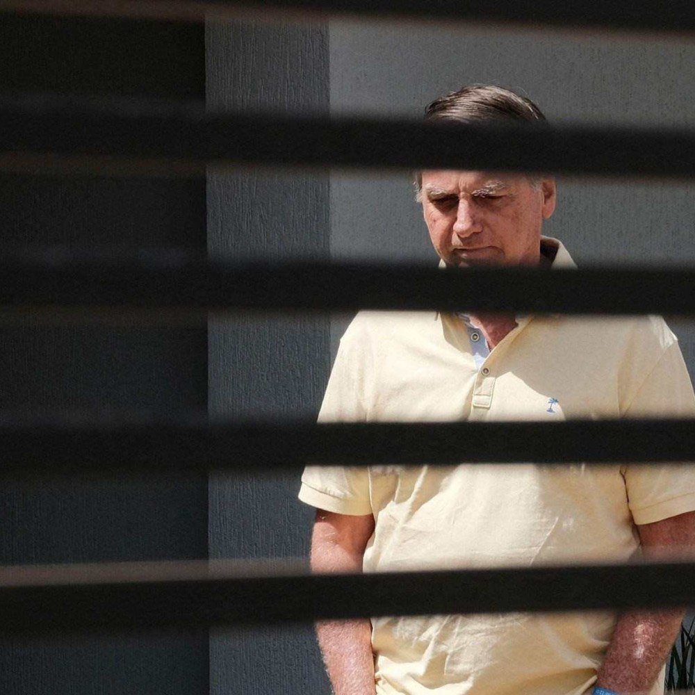 PGR defende manter Jair Bolsonaro em prisão domiciliar, mas sem arma
