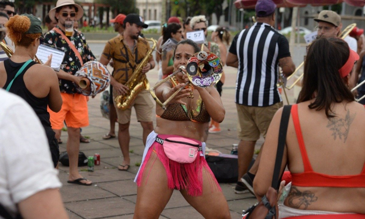 Foliões na Praça da Estação celebram prisão preventiva de Jair Bolsonaro nesse sábado (22/11)- Túlio Santos/EM/D.A.Press
