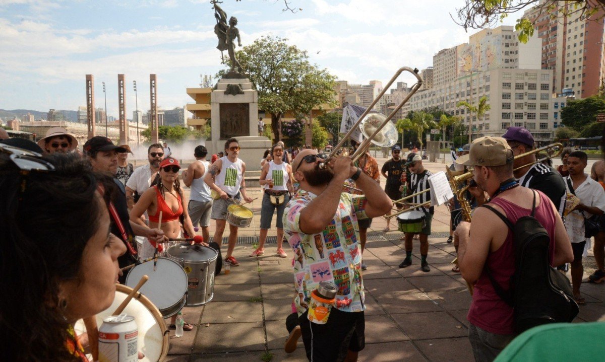 Foliões na Praça da Estação celebram prisão preventiva de Jair Bolsonaro nesse sábado (22/11)- Túlio Santos/EM/D.A.Press