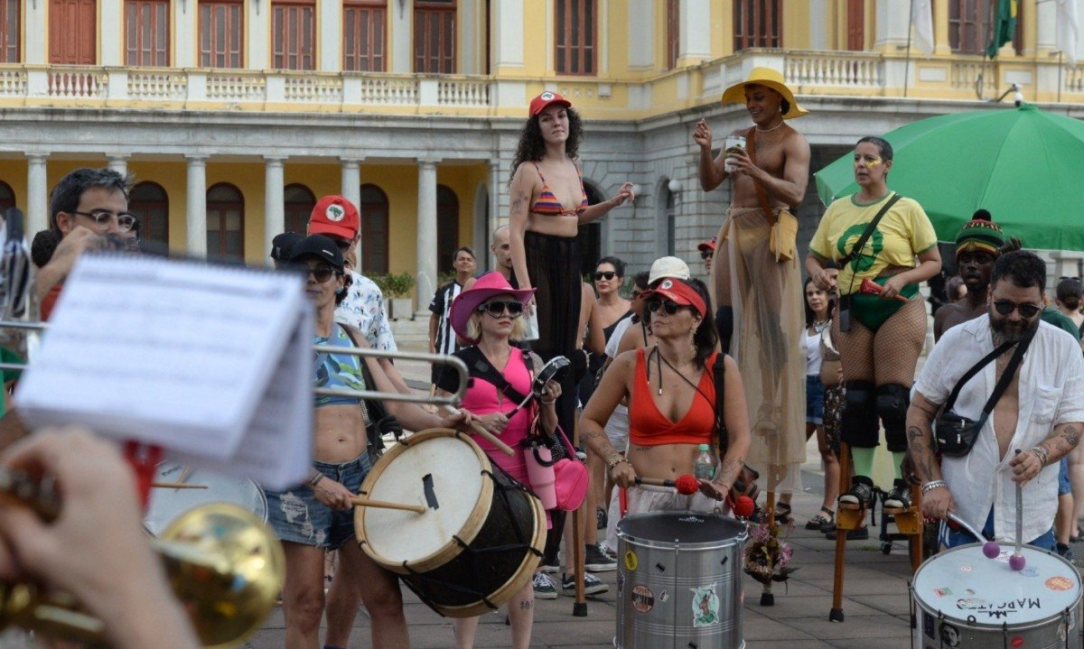 Foliões na Praça da Estação celebram prisão preventiva de Jair Bolsonaro nesse sábado (22/11)- Túlio Santos/EM/D.A.Press