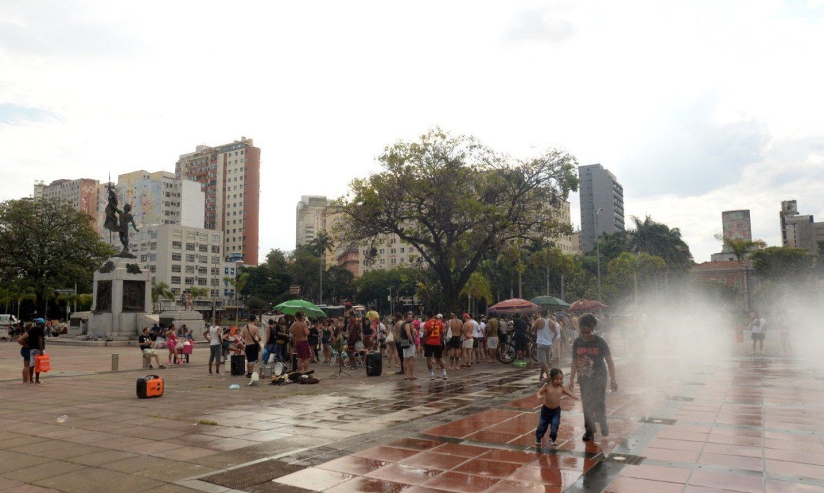 Foliões na Praça da Estação celebram prisão preventiva de Jair Bolsonaro nesse sábado (22/11)- Túlio Santos/EM/D.A.Press