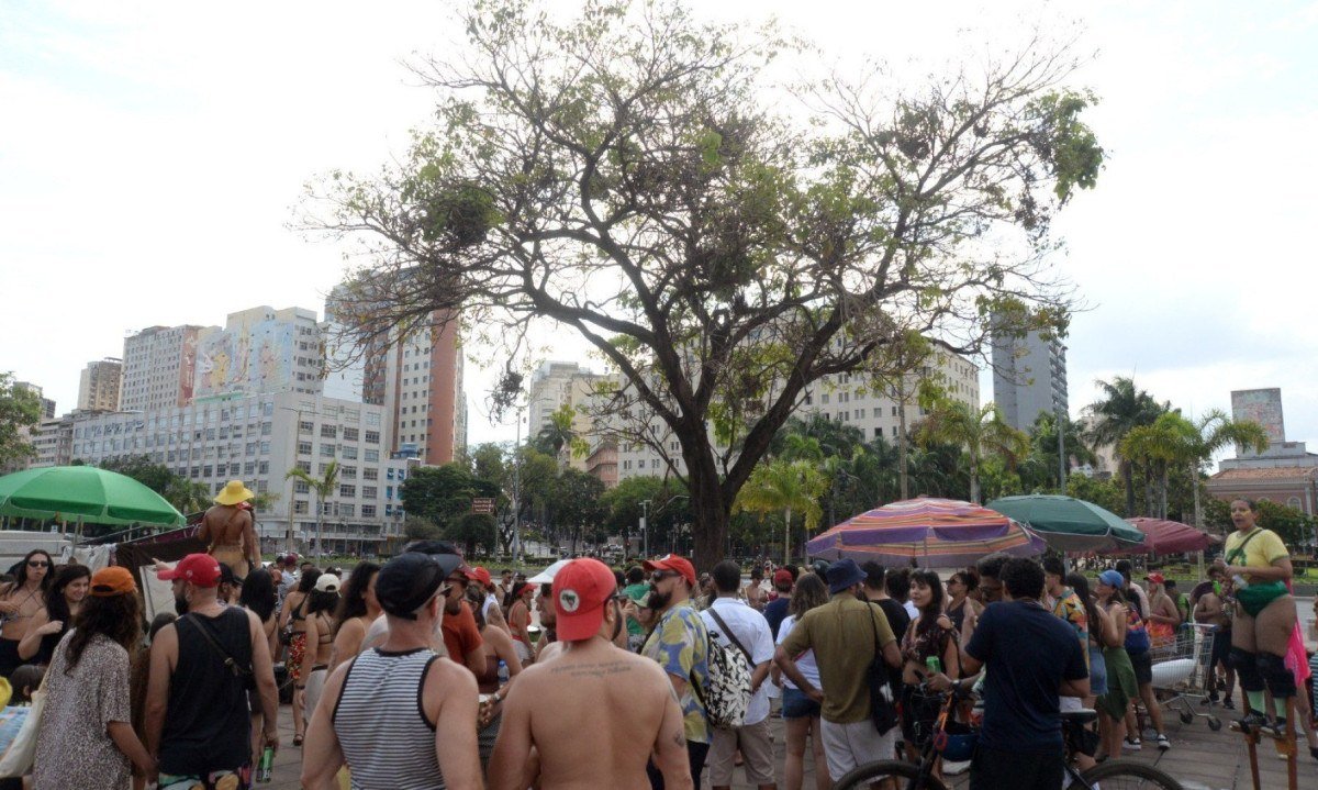 Foliões na Praça da Estação celebram prisão preventiva de Jair Bolsonaro nesse sábado (22/11)- Túlio Santos/EM/D.A.Press