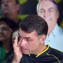 PGR dá parecer favorável à visita de Flávio a Bolsonaro na prisão