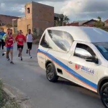 Vídeo: atletas correm atrás de carro funerário durante cortejo fúnebre - reprodução redes sociais/divulgação