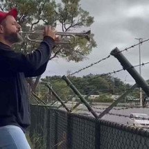 Trompetista toca hit "Jair embora" na porta da PF onde Bolsonaro está preso - Frame de vídeo/Correio Braziliense