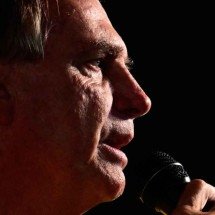 Bolsonaro pretende manter seu capital político-eleitoral entre consanguíneos, mesmo preso -  (crédito: Pablo Porciúncula/AFP)
