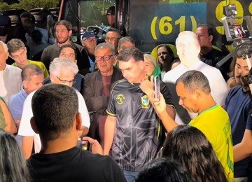 Na vig&iacute;lia convocada pelo senador Fl&aacute;vio Bolsonaro ap&oacute;s a pris&atilde;o do ex-presidente, ele discursou e orou ao lado de uma imagem em tamanho real de papel&atilde;o do pai -  (crédito: Reprodu&ccedil;&atilde;o/Redes sociais)