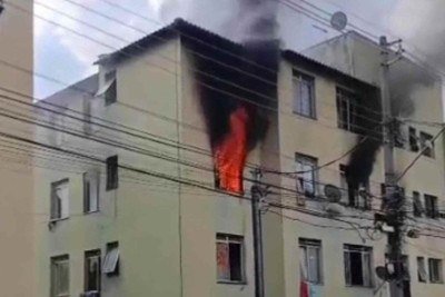 Inc&ecirc;ndio atinge apartamento no Bairro Saudade, Regi&atilde;o Leste de BH -  (crédito: Divulga&ccedil;&atilde;o/CBMMG)