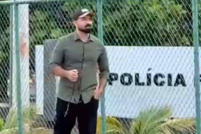 Deputado estadual Lincoln Drumond foi visto rezando um terço em frente à sede da PF em Brasília, onde Jair Bolsonaro se encontra preso preventivamente -  (crédito: Reprodução/Redes sociais)