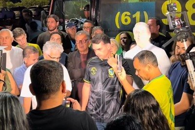 Na vig&iacute;lia convocada pelo senador Fl&aacute;vio Bolsonaro ap&oacute;s a pris&atilde;o do ex-presidente, ele discursou e orou ao lado de uma imagem em tamanho real de papel&atilde;o do pai -  (crédito: Reprodu&ccedil;&atilde;o/Redes sociais)