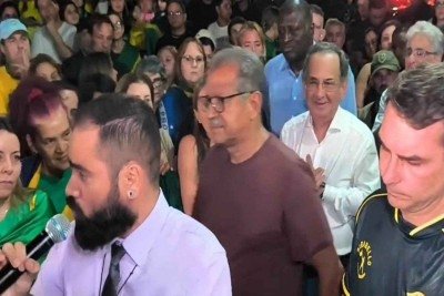 Homem que fez discurso em prol da pris&atilde;o de Bolsonaro, durante vig&iacute;lia chamada por Fl&aacute;vio Bolsonaro, faz exame no IML  -  (crédito: Reprodu&ccedil;&atilde;o/Redes sociais)