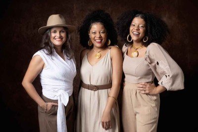 O trio As Januárias nasceu em Nazaré da Mata e cresceu entre ritmos do território do canavial e das manifestações culturais da Região Metropolitana do Recife

 -  (crédito: Daniella Pontes/Divulgação)