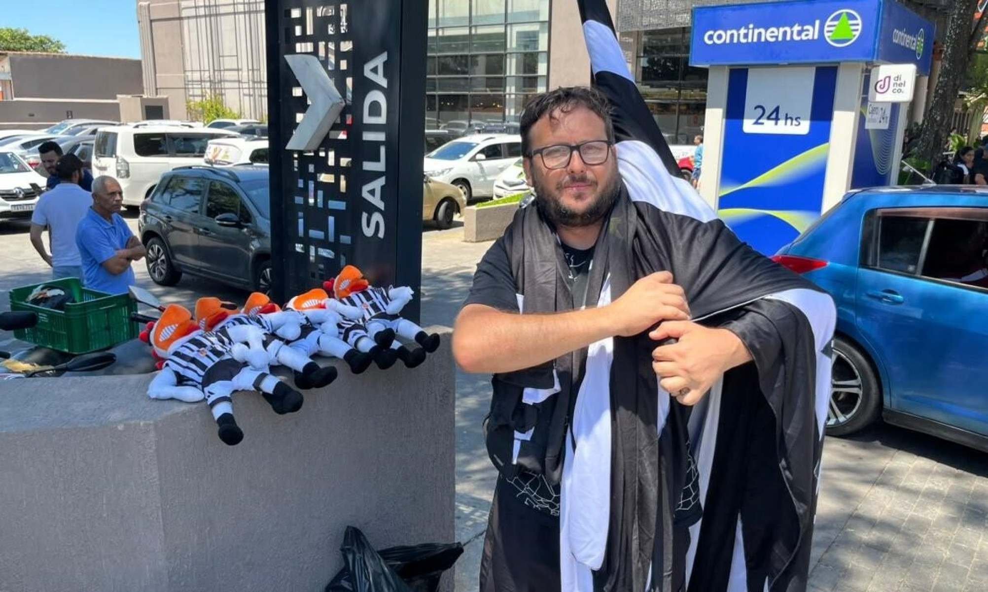 Por renda extra, torcedor do Atlético vende produtos em Assunção; saiba valores - No Ataque Internacional