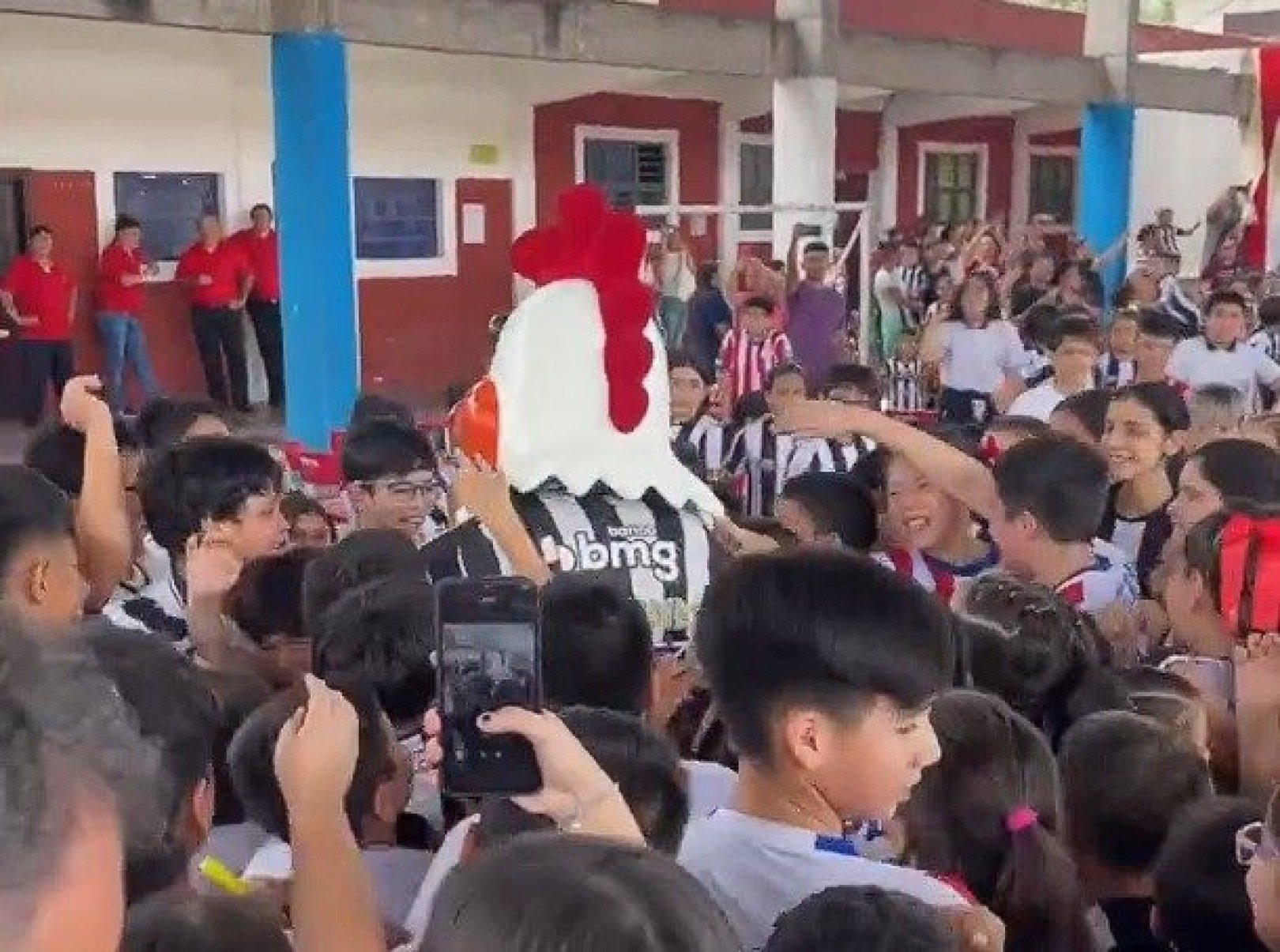 Atlético: Instituto Galo visita escola em que capitão estudou no Paraguai e presenteia crianças - No Ataque Internacional