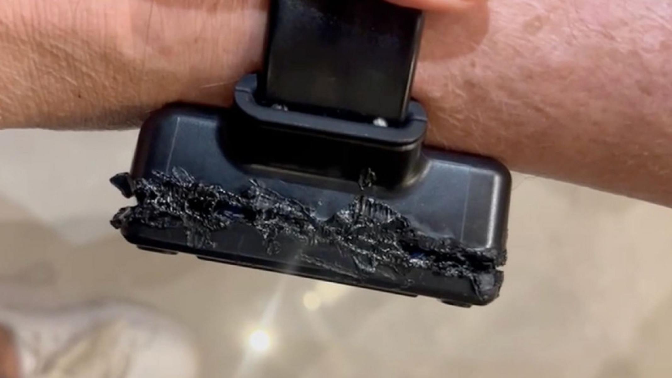 Bolsonaro queimou a dele com ferro: quem paga pela tornozeleira danificada? - Platobr Politica