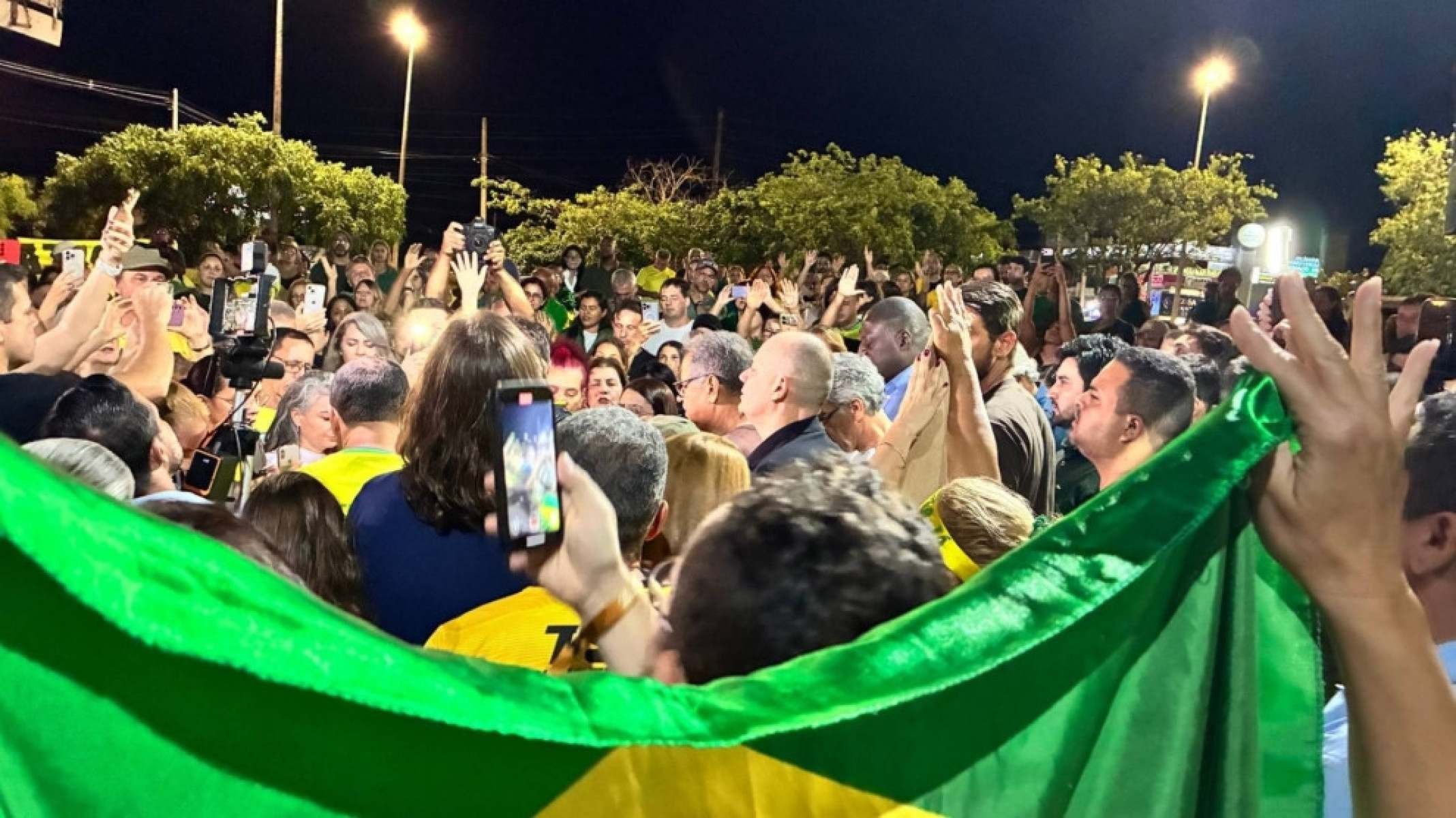 Em vigília-relâmpago, Flávio pede que pastores defendam Bolsonaro - Platobr Politica