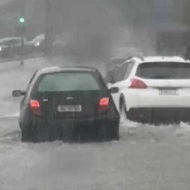 Com chuva forte, ruas ficam alagadas em BH - Ramon Lisboa/EM/D.A Press