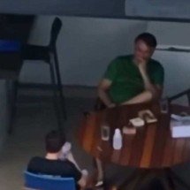 Moraes dá 24h para Bolsonaro explicar uso de celular por Nikolas em visita