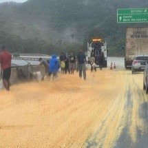 Tombamento de carreta e capotamento de carro complicam trânsito da BR-381 - Edésio Ferreira/EM/D.A. Press
