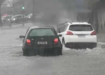 Carros passam com dificuldade da rua Sapucaí, Região Centro-Sul de BH -  (crédito: Ramon Lisboa/EM/D.A Press)