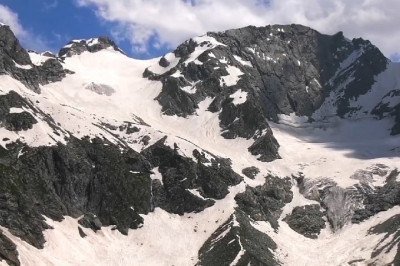 O corpo de um homem que estava desaparecido há 28 anos foi encontrado incrivelmente bem preservado em uma geleira no Vale da Senhora, na remota região montanhosa de Kohistan, no Paquistão. -  (crédito: Reprodução/YouTube)