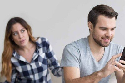 Hábito pode afetar crianças, do enfraquecimento de vínculos à queda de autoestima -  (crédito: Getty Images)