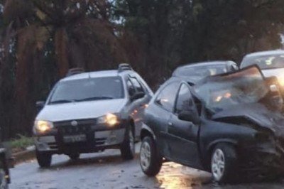 Imagens enviadas à reportagem mostram que os dois veículos ficaram com a frente destruída -  (crédito: Divulgação)