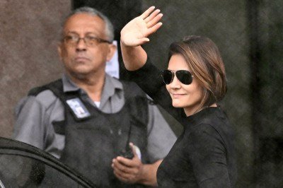 Michelle acenou para apoiadores de Bolsonaro em frente à Superintendência da PF -  (crédito: Evaristo Sa / AFP)