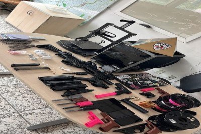 Policiais procuravam por agressor e acabaram descobrindo fábrica clandestina de armas -  (crédito: PMMG)