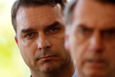 'Se meu pai morrer, a culpa é sua': Flávio Bolsonaro acusa Moraes e mantém vigília de apoiadores em Brasília -  (crédito: BBC)