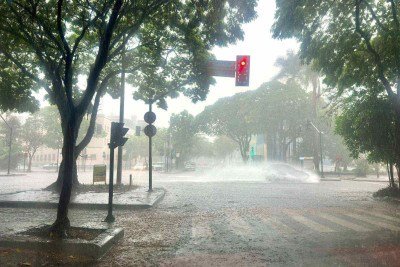 Chuva em BH, registrada na esquina entre Av. Francisco Sales com av. Brasil -  (crédito: Ramon Lisboa/EM/D.A. Press)