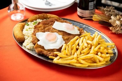 O prato mais emblemático da Casa dos Contos é o Filé Surprise, servido em travessa e no tamanho ideal para compartilhar -  (crédito: Casa dos Contos/Divulgação)