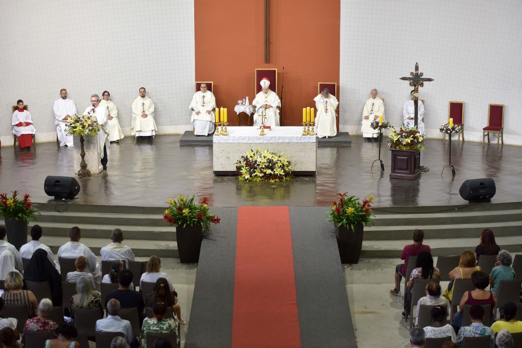 A Arquidiocese organizou um Tríduo entre os dias 20 e 23 de novembro, com missas, reza do terço, vésperas e procissão com a Cruz do Jubileu da Esperança