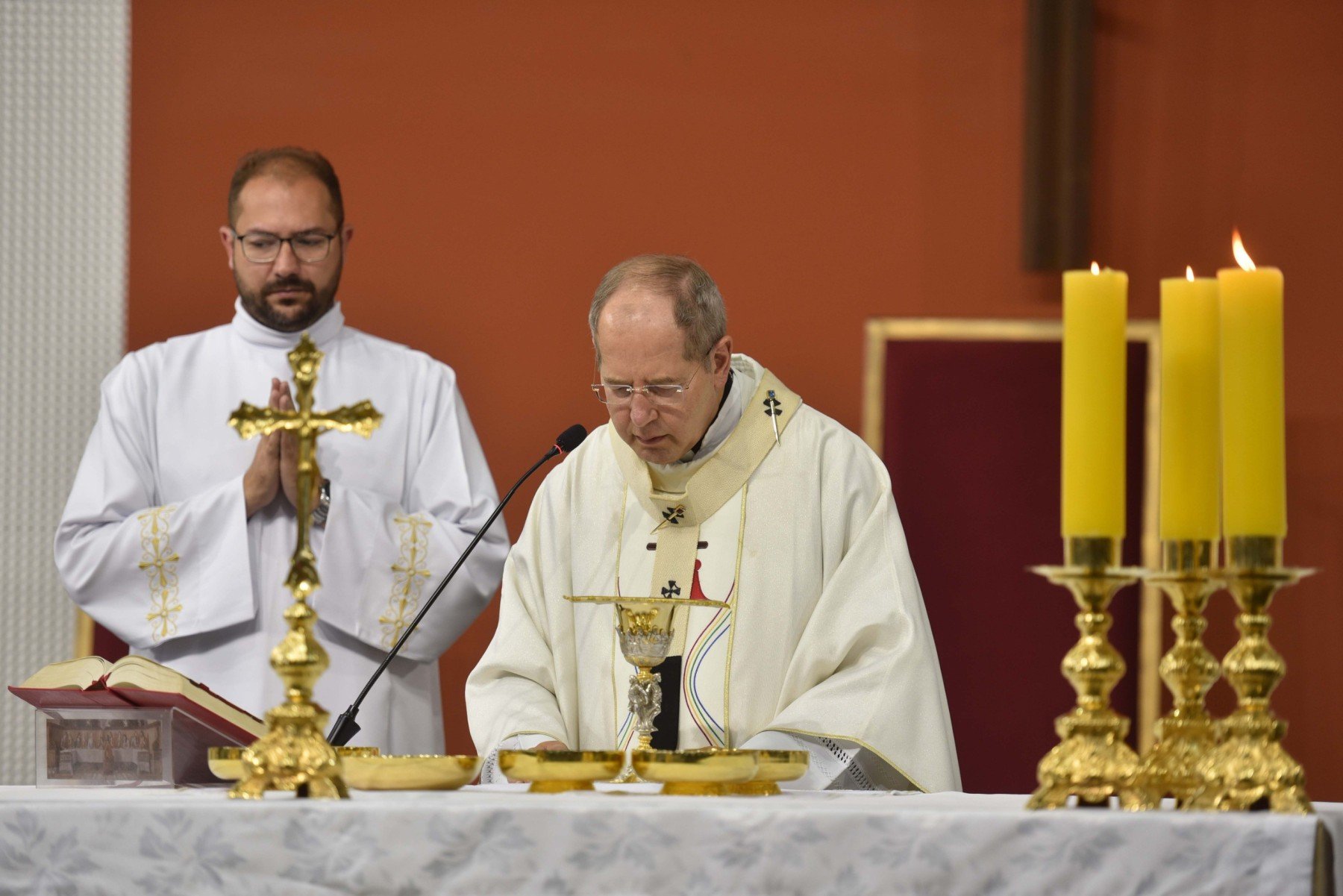 A cerimônia foi dirigida pelo arcebispo metropolitano, dom Walmor Oliveira de Azevedo