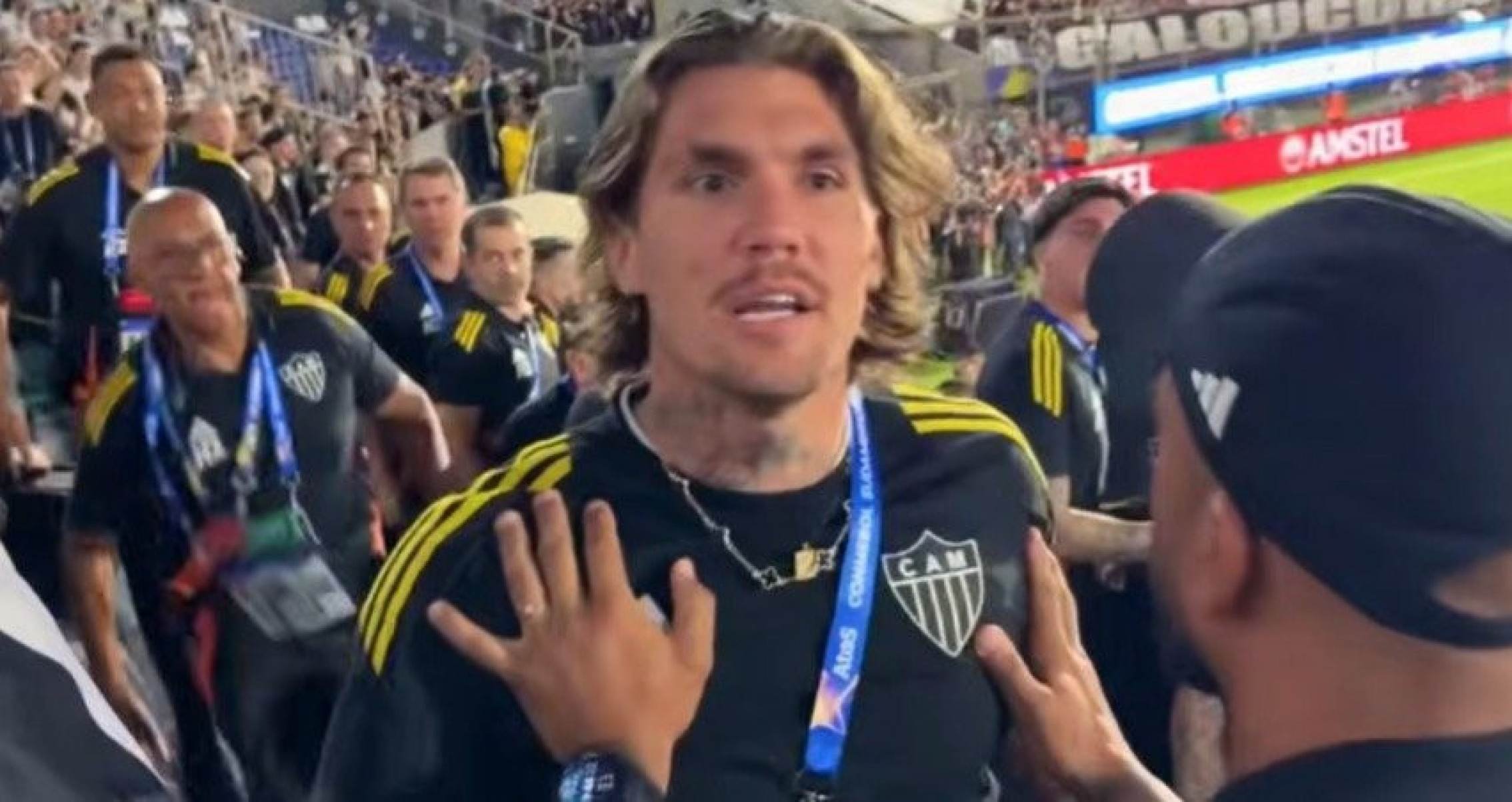 Jogadores do Atlético discutem com torcedor em meio a disputa de pênaltis - No Ataque Internacional