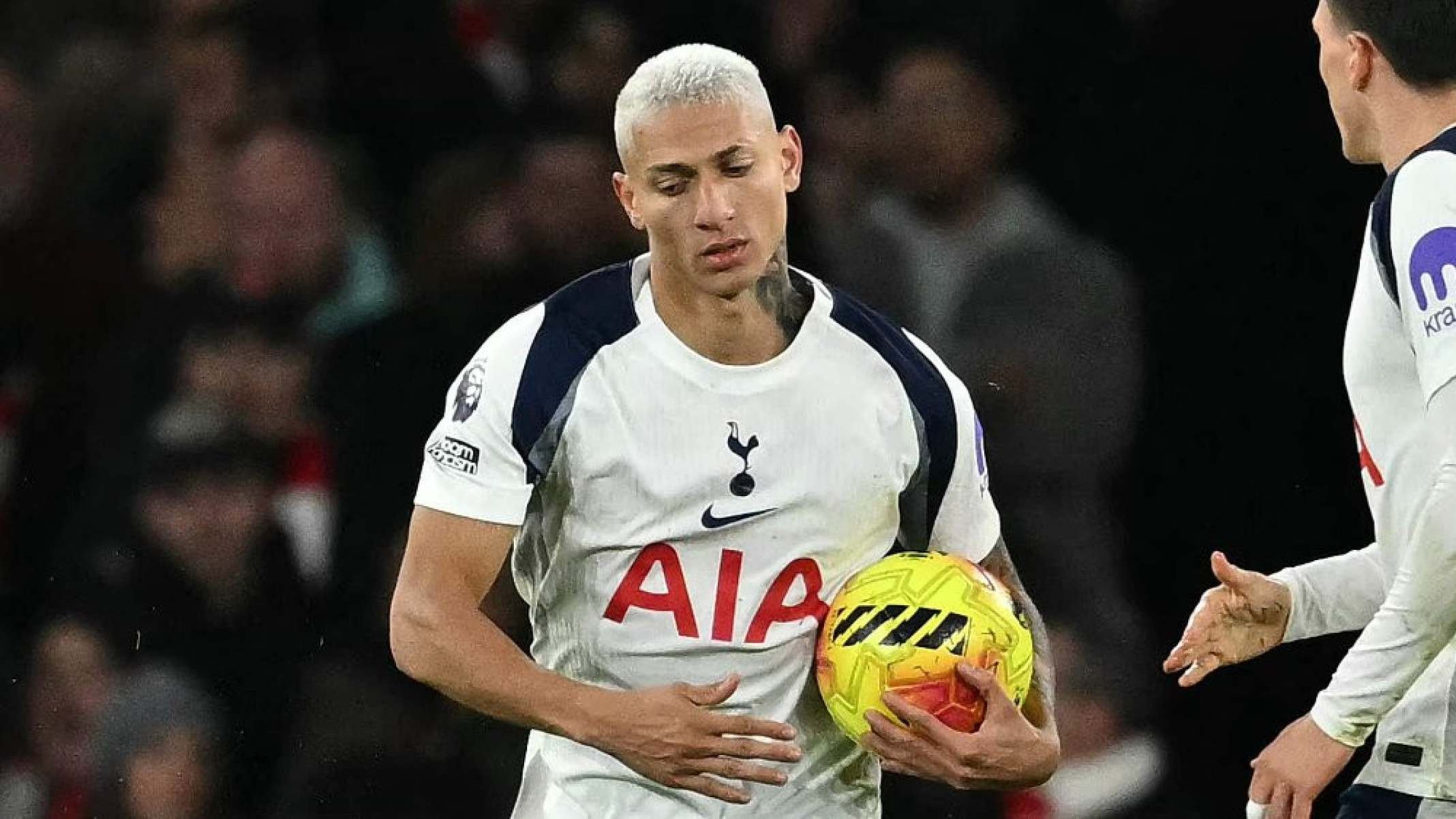 Richarlison faz golaço de cobertura em Arsenal x Tottenham; assista