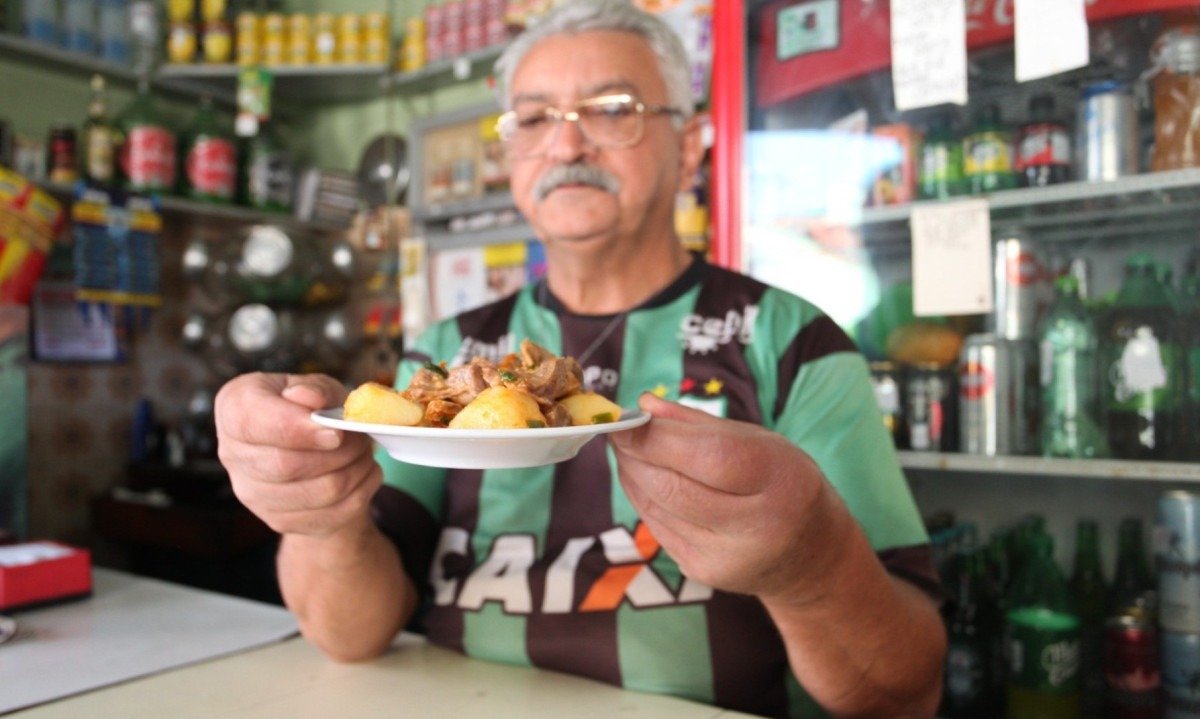Pedro Gon&ccedil;alves voltou recentemente a oferecer petiscos que ele mesmo faz no Bar e Leiteria Casa Branca