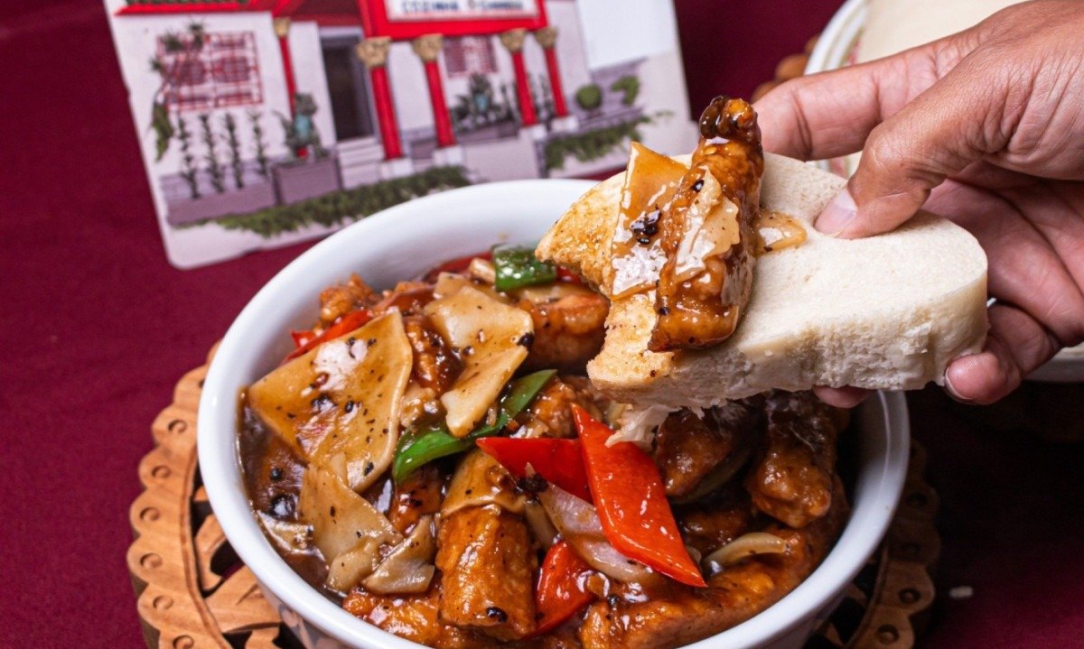 O lombo frito ao molho de feij&atilde;o preto fermentado do Yun Ton &eacute; t&iacute;pico da regi&atilde;o de Xangai