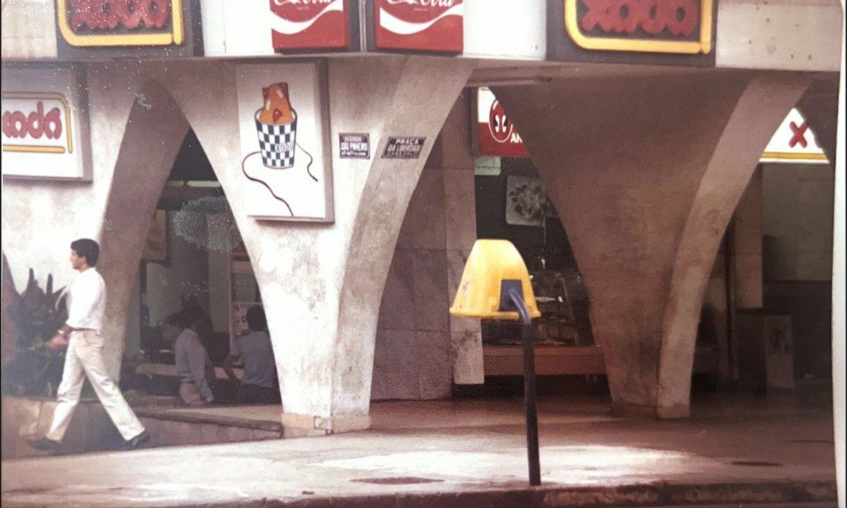 A mais antiga hamburgueria de BH fez hist&oacute;ria na loja de frente para a Pra&ccedil;a da Liberdade