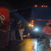 Duas mulheres morrem em tombamento de ônibus com turistas mineiros - Redes sociais