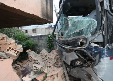 Motorista do coletivo perdeu o controle após discutir com passageiros que tentavam pular a catraca do ônibus  -  (crédito: Marcos Vieira/EM/D.A Press)