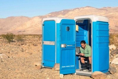 Um estudo de 2013 revelou que uma escova de dente não precisa estar tão perto do vaso sanitário para ser atingida por quantidades microscópicas de urina quando o homem faz xixi em pé  -  (crédito: Getty Images)