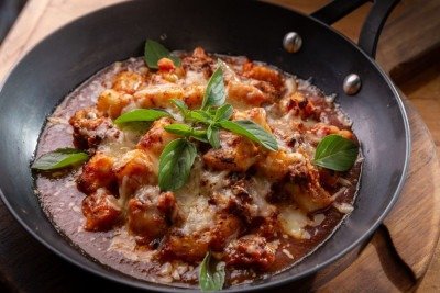 Monka Cervejaria serve cervejas diversas e pratos para acompanhar -  (crédito: Leonardo Cruz/Divulgação)