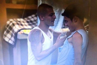 Detentos de 'Tremembé' consumindo 'Maria Louca' na série.  -  (crédito: Reprodução / Prime Video)